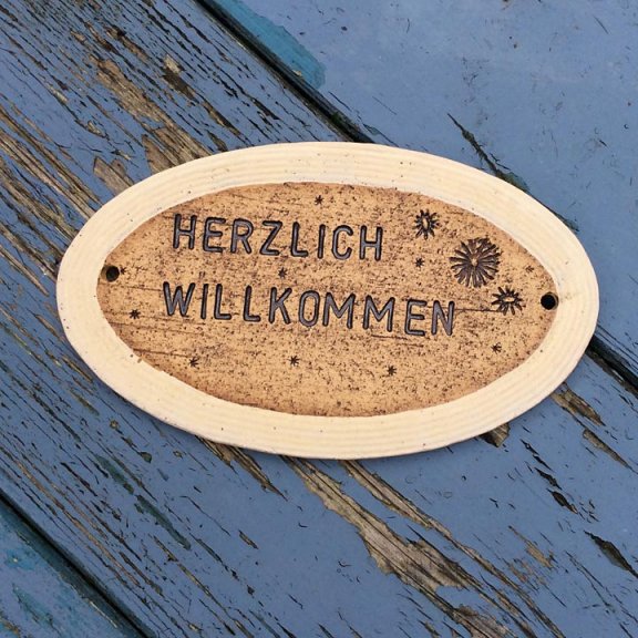 Familienschild oval, beliebig erweiterbar, frostfest, Steinzeug<br><span class='minortext'>Foto: Silke Häußler</span>