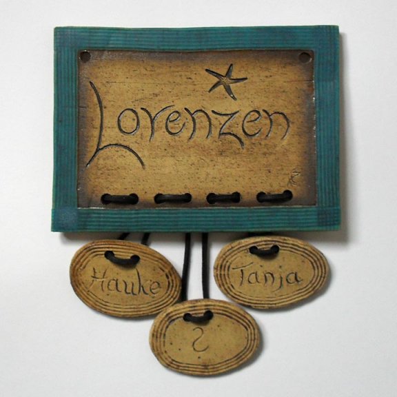 Familienschild klein, beliebig erweiterbar, frostfest, Steinzeug<br><span class='minortext'>Foto: Silke Häußler</span>