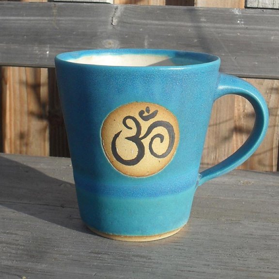 Om-Tasse in türkis, handbemalt<br><span class='minortext'>Foto: Silke Häußler</span>