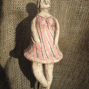 Figur in Aufbautechnik einer Teilnehmerin, eingefärbt und bemalt, Steinzeug